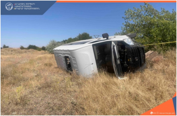 На автодороге Гюмри-Мармашен перевернулся микроавтобус: есть пострадавший